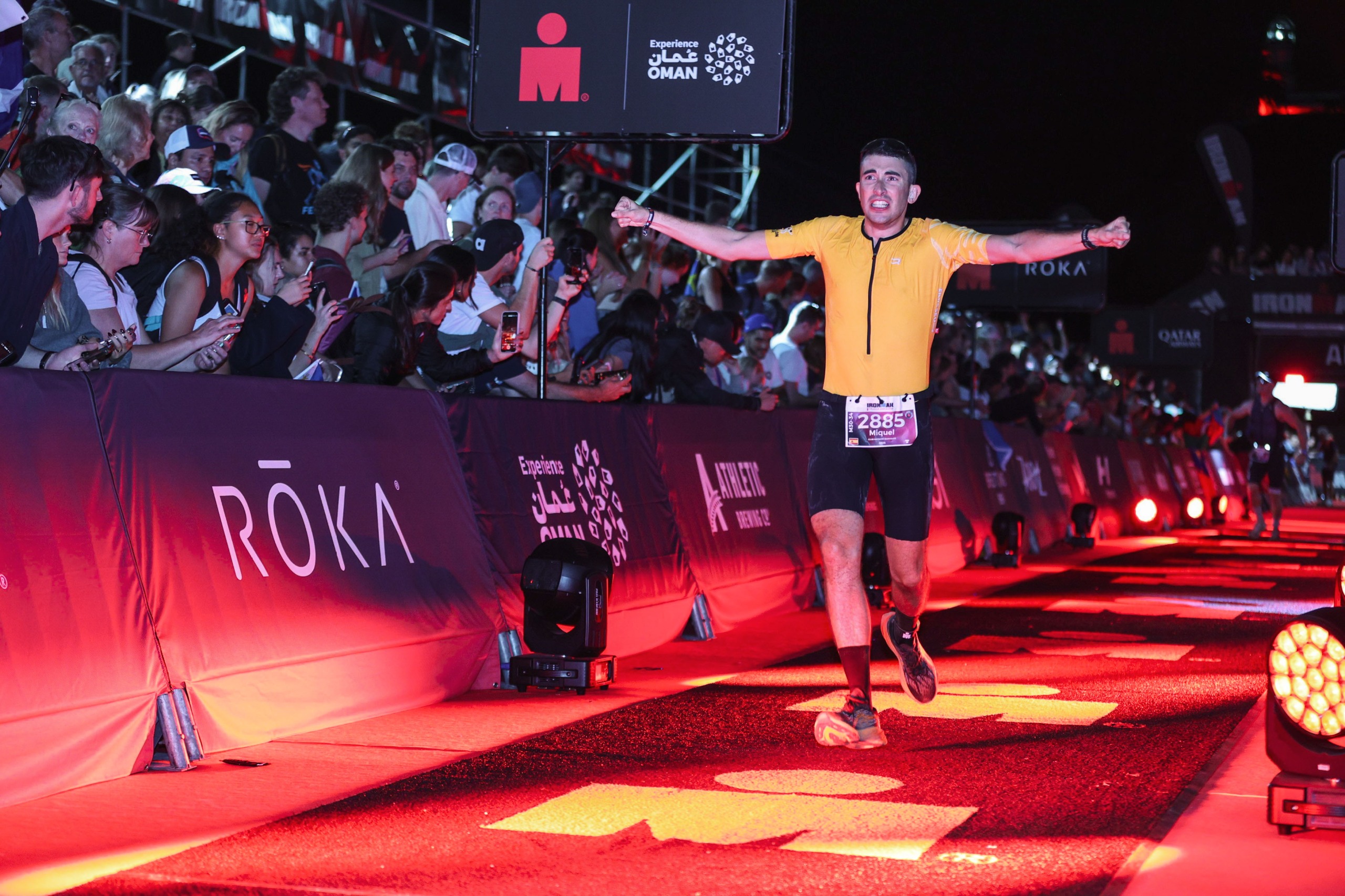Miquel Batlle con dorsal 2885 en el Ironman, brazos abiertos cruzando la meta